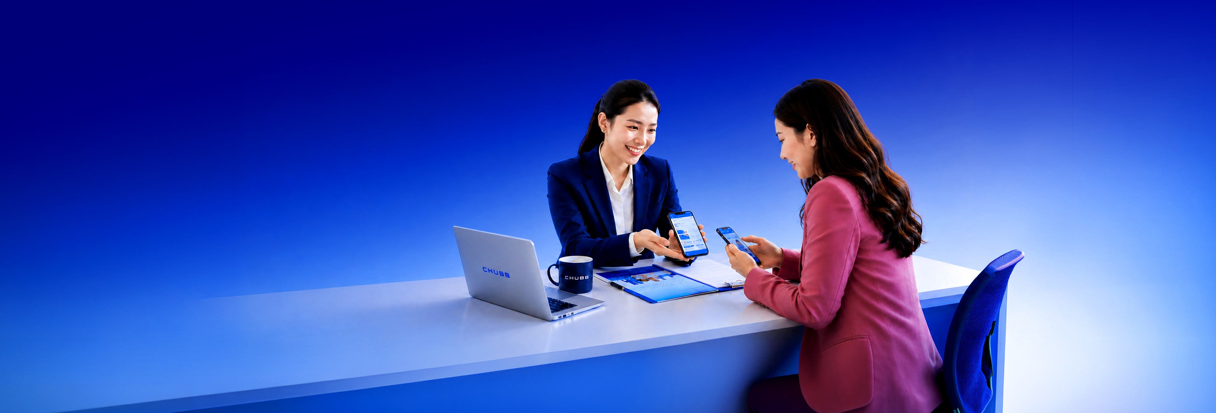 Tư vấn viên Chubb Life kết nối khách hàng qua danh thiếp điện tử